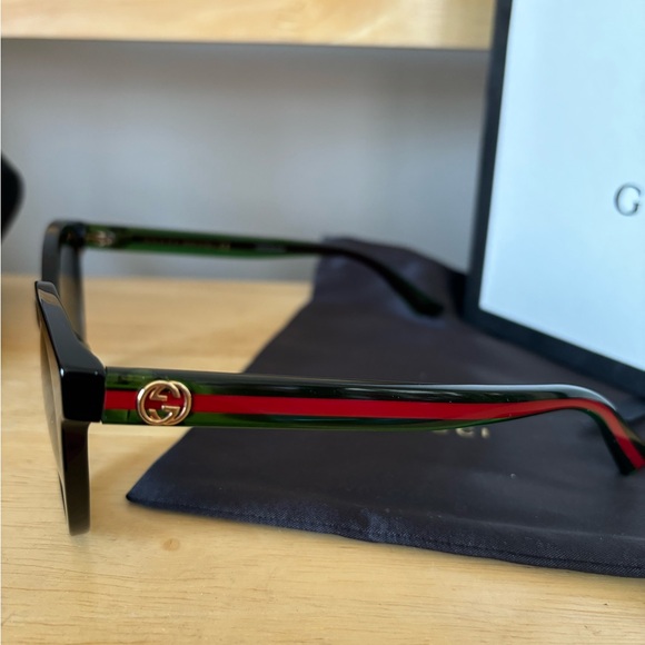 Gucci Round Tinted Sunglasses with Sherry Line on the side - Picture 6 of 10